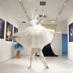 　衣装を着てパフォーマンスをするダンサー＝東京都渋谷区