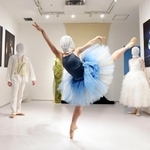 　衣装を着てパフォーマンスをするダンサー＝東京都渋谷区