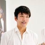 　記者の質問に答える堀内将平さん＝東京都渋谷区