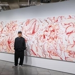 　桜をモチーフにした大型作品「Ａ　ＭＯＭＥＮＴＯ，２０２６」の前に立つＳＨＵＮ　ＳＵＤＯさん（写真提供：Ｇｉｎｚａ　Ｓｏｎｙ　Ｐａｒｋ）