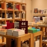 　本とアートの複合スペース「ＮＯＮＬＥＣＴＵＲＥ　ｂｏｏｋｓ／ａｒｔｓ」店内（提供写真）