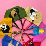 　「図図（ＺＵＺＵ）」による動物のモチーフをプリントしたカラフルなバッグ（提供写真）