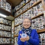 　「ボタン専門店　みかね」の店内に立つ三林歌子さん＝東京都大田区