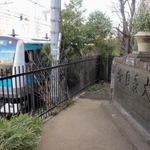 　大森貝塚の石碑＝東京都品川区