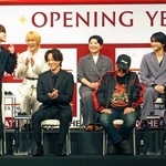 　古田新太（前列右端）にツッコむ大橋和也（前列左端）＝２５日、東京都江東区