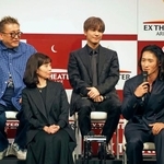 　岩本照（前列右）の体重管理術に感心する岩田剛典（後列右）ら＝２５日、東京都江東区