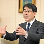 　インタビューに答えるＮＨＫの井上樹彦会長＝２５日午後、東京都渋谷区