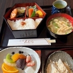 　「志むら」の九十九餅（右下）や六角弁当、あんみつ＝東京都豊島区