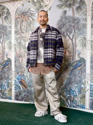 　東京・表参道のオフィスにて、アートディレクターの石井勇一さん。渋めのトーンをバランス良くまとめている