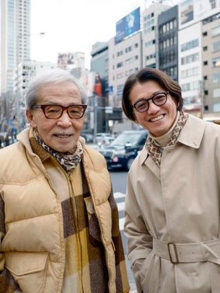 　ファッション業界の重鎮、斎藤久夫さん（左）と、クリエーティブディレクターの坂田真彦さん。首元がおしゃれ