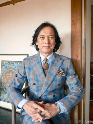 　ビンテージ生地をあつらえたスーツに身を包むコラムニストの中村孝則さん