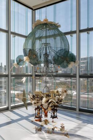 　Ｉｎ　ａｎ　ｕｎｎａｔｕｒａｌ　ｓｔｏｒｍ…（２００８年）（エスパス　ルイ・ヴィトン東京での展示風景　２０２６年　Ｃｏｕｒｔｅｓｙ　ｏｆ　ｔｈｅ　ａｒｔｉｓｔ　ａｎｄ　Ｆｏｎｄａｔｉｏｎ　Ｌｏｕｉｓ　Ｖｕｉｔｔｏｎ，Ｐａｒｉｓ　Ｐｈｏｔｏ　ｃｒｅｄｉｔｓ：Ｊｅｒｅｍｉｅ　Ｓｏｕｔｅｙｒａｔ／Ｌｏｕｉｓ　Ｖｕｉｔｔｏｎ）（提供写真）