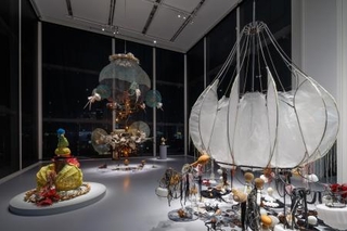 　ＲＩＮＡ　ＢＡＮＥＲＪＥＥ-“Ｙｏｕ　ｍａｄｅ　ｍｅ　ｌｅａｖｅ　ｈｏｍｅ…／手前右が「Ｂｌａｃｋ　Ｎｏｏｄｌｅｓ」（エスパス　ルイ・ヴィトン東京での展示風景　２０２６年　Ｐｈｏｔｏｃｒｅｄｉｔｓ：Ｊｅｒｅｍｉｅ　Ｓｏｕｔｅｙｒａｔ／Ｌｏｕｉｓ　Ｖｕｉｔｔｏｎ）（提供写真）