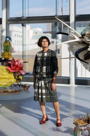 　リナ・バネルジー（エスパス　ルイ・ヴィトン東京にて　２０２６年　Ｐｈｏｔｏ　ｃｒｅｄｉｔｓ：Ｊｅｒｅｍｉｅ　Ｓｏｕｔｅｙｒａｔ／Ｌｏｕｉｓ　Ｖｕｉｔｔｏｎ）（提供写真）