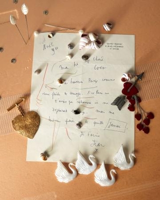 　ジャン　コクトーからガブリエル　シャネルへの手紙（１９５１年　ＣＨＡＮＥＬ　ブローチ　１９９３年春夏　プレタポルテ　コレクション-パリ、パトリモアンヌ・シャネル蔵　（Ｃ）ＣＨＡＮＥＬ／Ｒｏｅ　Ｅｔｈｒｉｄｇｅ　（Ｃ）Ａｄａｇｐ／Ｃｏｍｉｔｅ　Ｃｏｃｔｅａｕ，Ｐａｒｉｓ，２０２５）（提供写真）