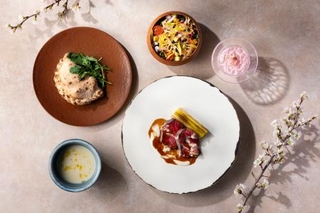 　八芳園が提供する桜メニューのランチコース（提供写真）