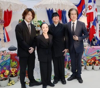 　森下洋子（中央左）と清水哲太郎（同右）ら＝東京都港区