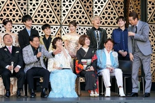 　グッチ裕三（前列左から２人目）にちゃかされる山川豊（右端）＝東京都豊島区