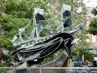 　リーフデ号の彫刻モニュメント＝東京都千代田区