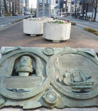 　八重洲通りの中央分離帯に据えられたヤン・ヨーステンとリーフデ号の記念碑＝東京都中央区