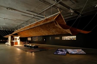 　会場風景（ギャラリー２）土を混ぜ込んだ和紙による大屋根（撮影：木奥恵三）（提供写真）