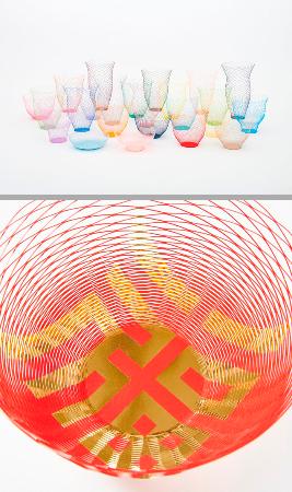 　福永紙工の代表作“空気の器”（上）、野老朝雄さんによる“空気の器”（提供写真）