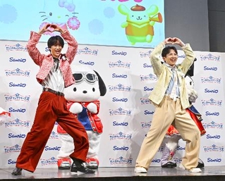 　「２０２６年サンリオキャラクター大賞」開幕イベントに登場し、ダンスを披露する曽野舜太（左）と吉田仁人＝９日、東京都目黒区