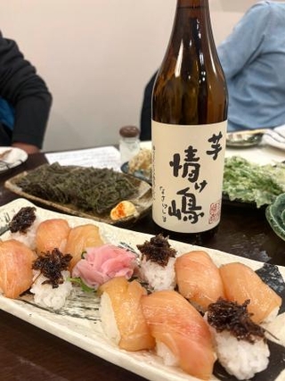 　島ずしと島酒＝東京都八丈町