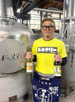 　坂下酒造の沖山範夫さん＝東京都八丈町