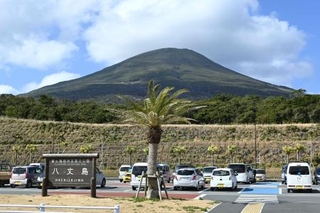 　八丈島空港から見える八丈富士＝東京都八丈町