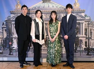 　撮影に応じる（左から）金森穣、斎藤友佳理ら＝東京都内