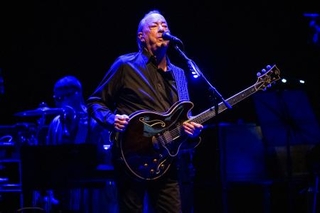 　２０２４年の来日公演で歌うボズ・スキャッグス（撮影土居政則）