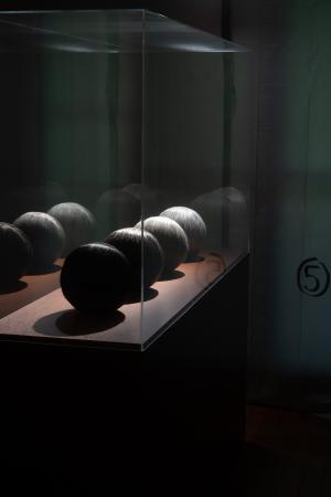 　人毛を並べて時の経過を伝える作品（（Ｃ）Ｎｉｌｓ　Ｅｄｓｔｒｏｍ）（提供写真）