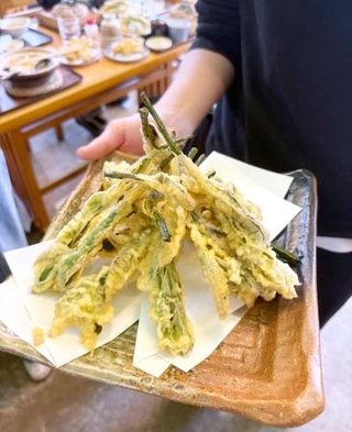 　「千両」の季節限定メニュー、レモンの新芽の天ぷら＝東京都八丈町