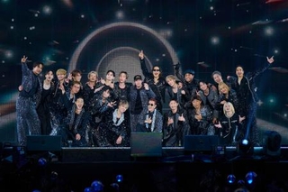 　東京ドームのステージで写真に収まる「ＥＸＩＬＥ」のメンバー
