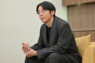 　インタビューを受ける高橋一生＝４月、岡山市北区