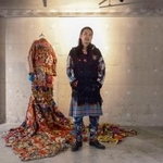 　柄オン柄を着こなす服飾芸術家の山崎良太さん。東京・代官山で開催された自作の展示会で