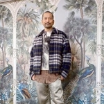 　東京・表参道のオフィスにて、アートディレクターの石井勇一さん。渋めのトーンをバランス良くまとめている