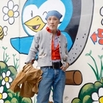 　デザイナーの金原広和さん、東京・渋谷にて。差し色の赤が効いた色使いの妙味