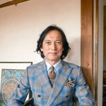 　ビンテージ生地をあつらえたスーツに身を包むコラムニストの中村孝則さん