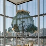 　Ｉｎ　ａｎ　ｕｎｎａｔｕｒａｌ　ｓｔｏｒｍ…（２００８年）（エスパス　ルイ・ヴィトン東京での展示風景　２０２６年　Ｃｏｕｒｔｅｓｙ　ｏｆ　ｔｈｅ　ａｒｔｉｓｔ　ａｎｄ　Ｆｏｎｄａｔｉｏｎ　Ｌｏｕｉｓ　Ｖｕｉｔｔｏｎ，Ｐａｒｉｓ　Ｐｈｏｔｏ　ｃｒｅｄｉｔｓ：Ｊｅｒｅｍｉｅ　Ｓｏｕｔｅｙｒａｔ／Ｌｏｕｉｓ　Ｖｕｉｔｔｏｎ）（提供写真）