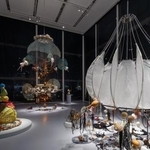 　ＲＩＮＡ　ＢＡＮＥＲＪＥＥ-“Ｙｏｕ　ｍａｄｅ　ｍｅ　ｌｅａｖｅ　ｈｏｍｅ…／手前右が「Ｂｌａｃｋ　Ｎｏｏｄｌｅｓ」（エスパス　ルイ・ヴィトン東京での展示風景　２０２６年　Ｐｈｏｔｏｃｒｅｄｉｔｓ：Ｊｅｒｅｍｉｅ　Ｓｏｕｔｅｙｒａｔ／Ｌｏｕｉｓ　Ｖｕｉｔｔｏｎ）（提供写真）