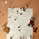 　ジャン　コクトーからガブリエル　シャネルへの手紙（１９５１年　ＣＨＡＮＥＬ　ブローチ　１９９３年春夏　プレタポルテ　コレクション-パリ、パトリモアンヌ・シャネル蔵　（Ｃ）ＣＨＡＮＥＬ／Ｒｏｅ　Ｅｔｈｒｉｄｇｅ　（Ｃ）Ａｄａｇｐ／Ｃｏｍｉｔｅ　Ｃｏｃｔｅａｕ，Ｐａｒｉｓ，２０２５）（提供写真）