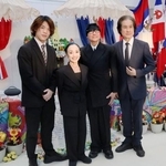 　森下洋子（中央左）と清水哲太郎（同右）ら＝東京都港区