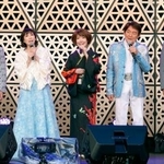 　公開リハーサルで「夜桜」を歌う（左から）グッチ裕三、水森かおり、田川寿美、ささきいさお、山川豊＝東京都豊島区