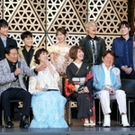 　グッチ裕三（前列左から２人目）にちゃかされる山川豊（右端）＝東京都豊島区