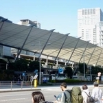 　東京駅八重洲口駅前の大屋根＝東京都千代田区