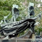 　リーフデ号の彫刻モニュメント＝東京都千代田区