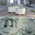 　八重洲通りの中央分離帯に据えられたヤン・ヨーステンとリーフデ号の記念碑＝東京都中央区