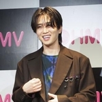 　報道陣の質問に軽妙なトークで応じるカルマ＝東京都豊島区